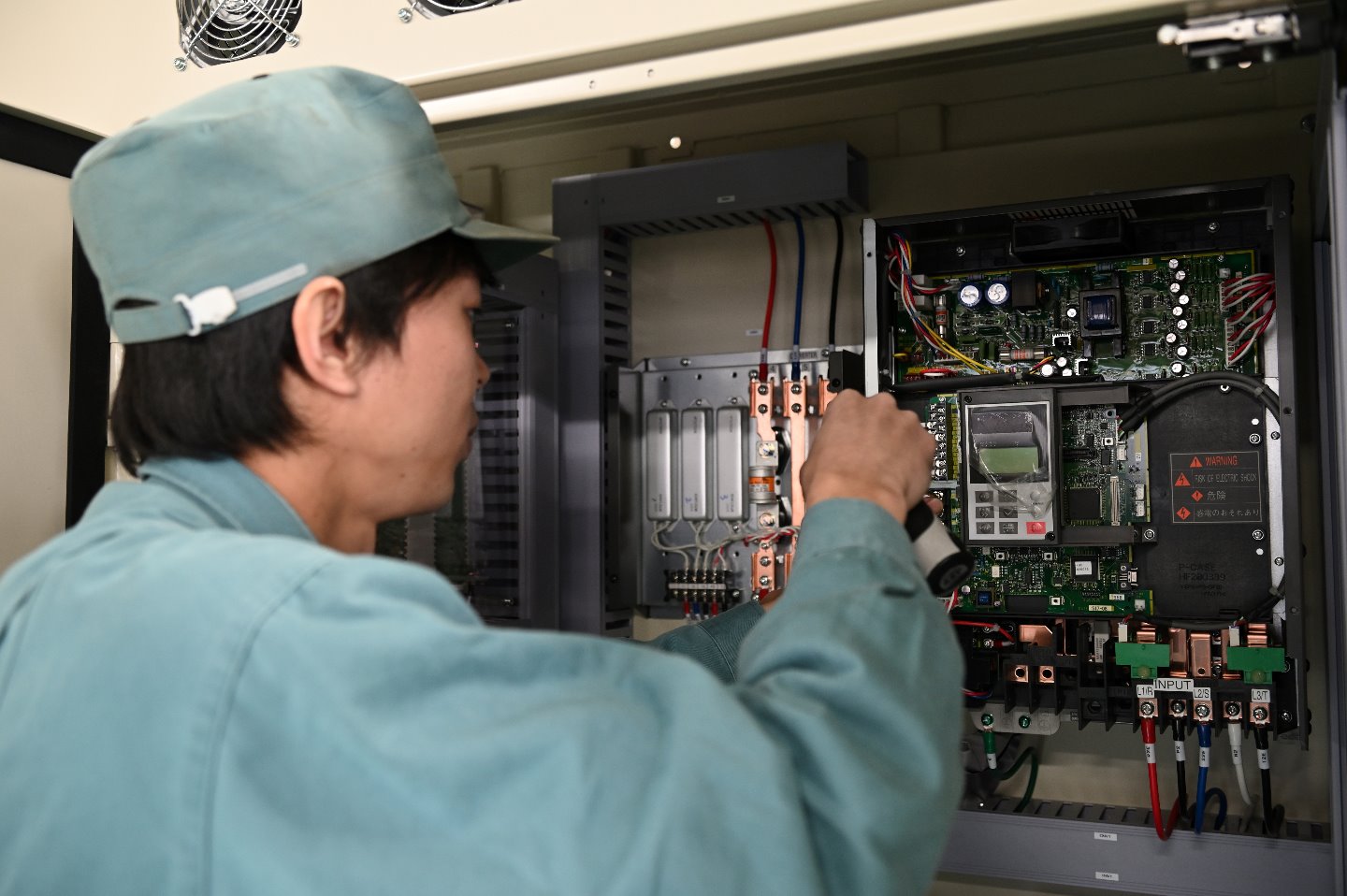  電装組立作業は沢山の電線を図面通りに配線します。       